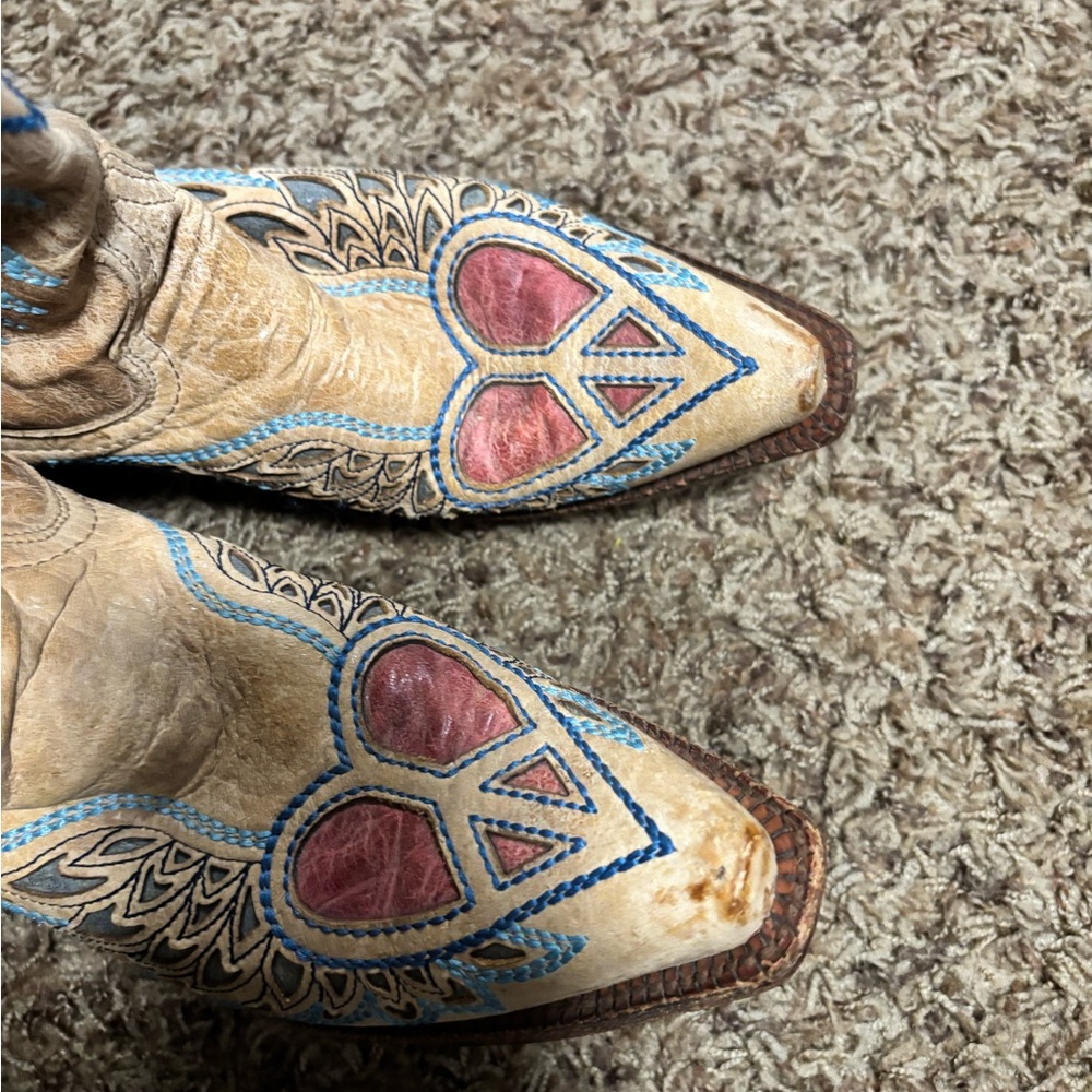 Women's Tan Western Embroidered Heart Cowboy Boots - Picture 2 of 3
